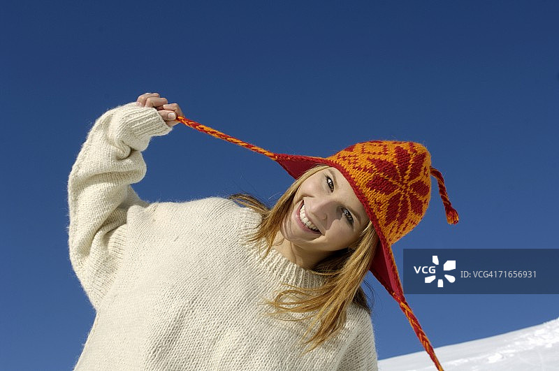 戴帽子的微笑女人肖像图片素材