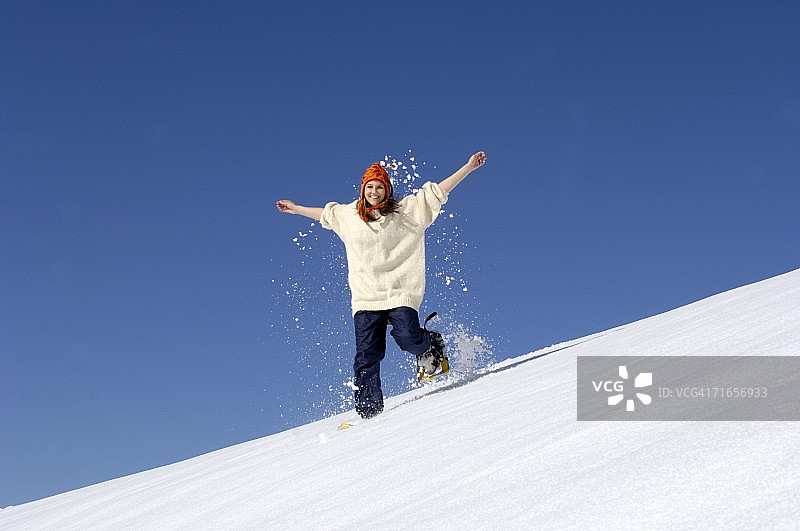 在雪地里跑步的女人图片素材