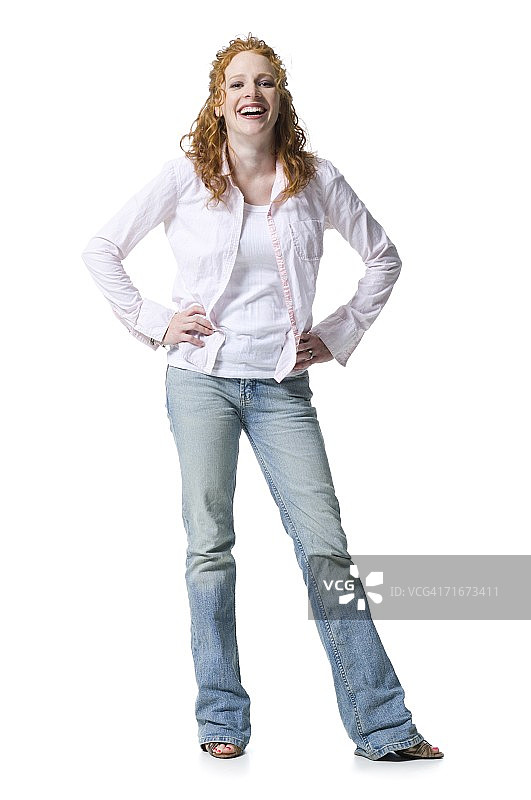 年轻女子双手叉腰的肖像图片素材