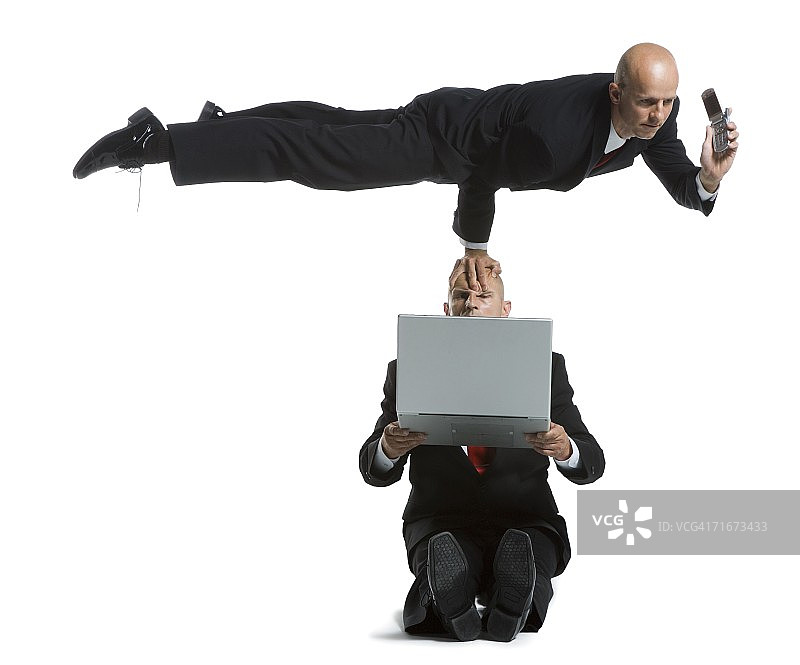 两名身穿商务套装的男杂技演员在表演图片素材