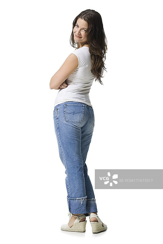 中年妇女双臂交叉站立的人物肖像图片素材