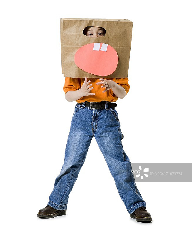 戴纸箱的男孩肖像图片素材