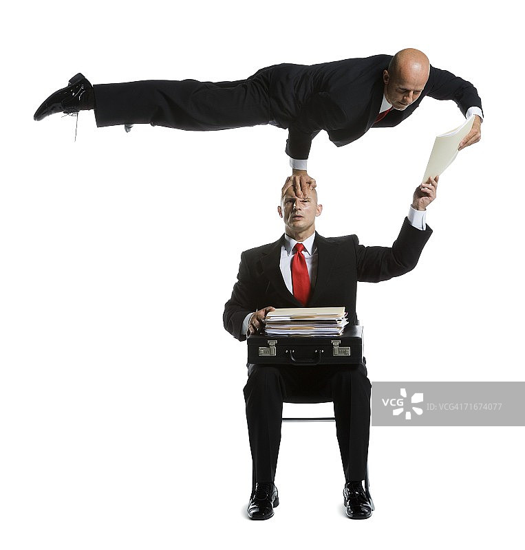 两名身穿商务套装的男杂技演员在表演图片素材