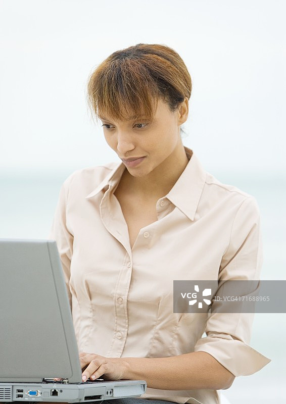 在户外使用笔记本电脑的女人图片素材