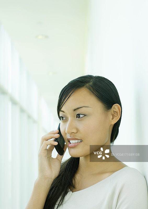 用手机的女人图片素材