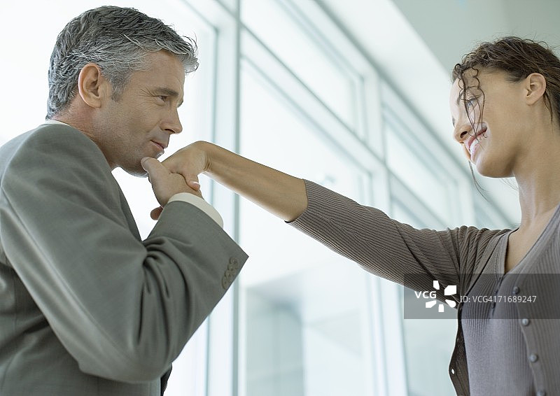 男人亲吻女人的手图片素材