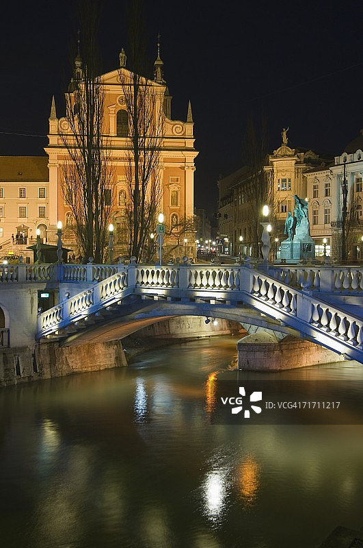 特罗姆斯托夫耶三拱桥，卢布尔雅尼察河，方济各教堂和普雷舍伦广场夜景，卢布尔雅那，斯洛文尼亚，东欧，欧洲图片素材