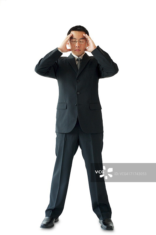 双手抱头的商人图片素材