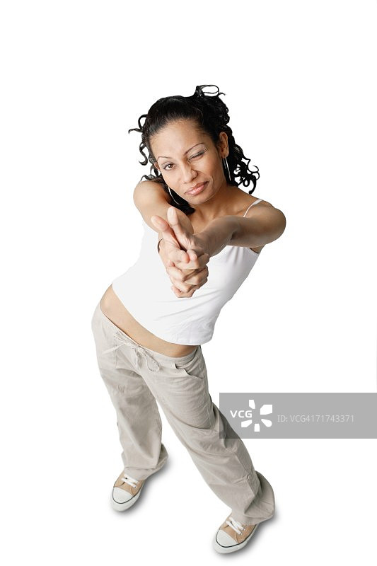 指向镜头的眯眼女人图片素材