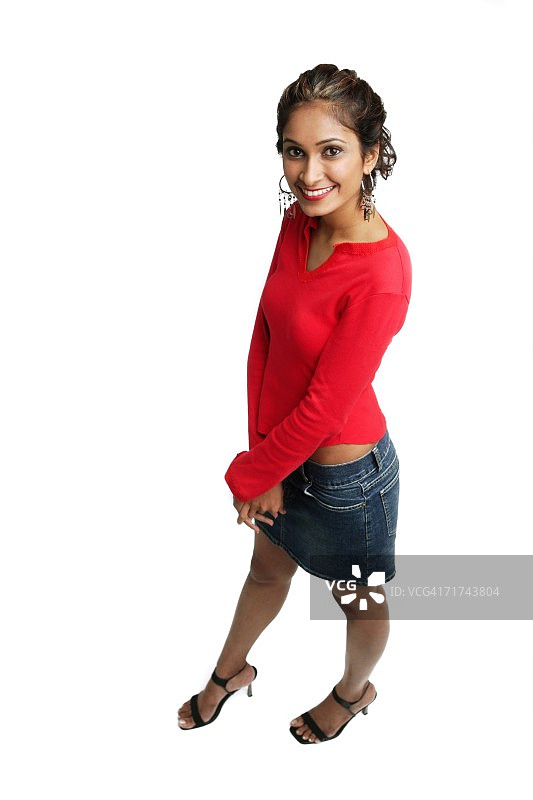 站立并看向镜头的女人图片素材