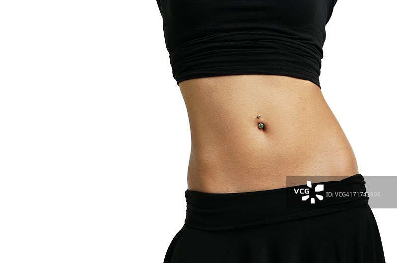 露出肚脐环的女人图片素材