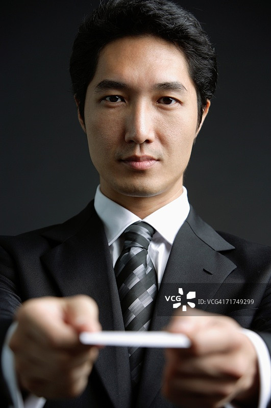 手拿名片的商务男士图片素材
