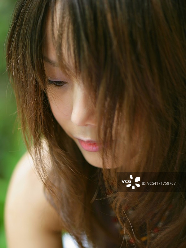 向下看的年轻女子特写图片素材
