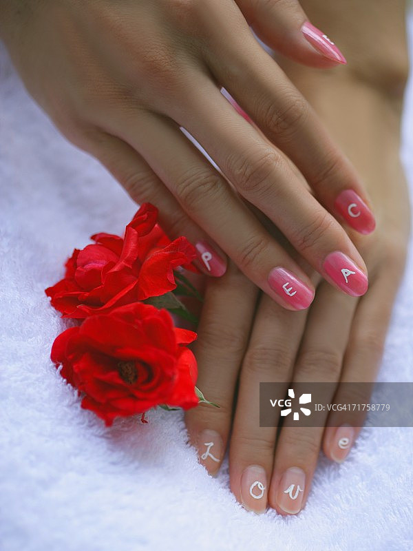 女性指甲上的彩绘特写图片素材