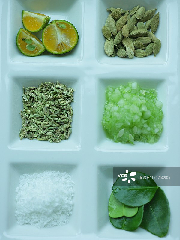 一盘草药和香料的高角度视图图片素材
