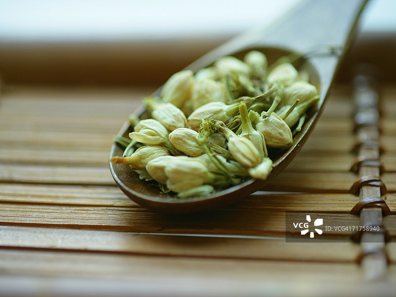 木勺里的干茉莉花特写图片素材