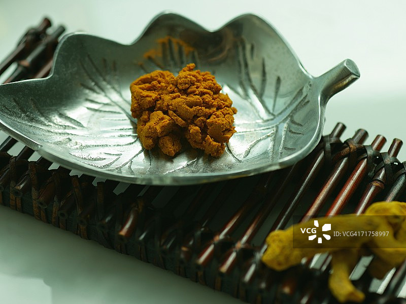 托盘上的姜黄粉特写图片素材