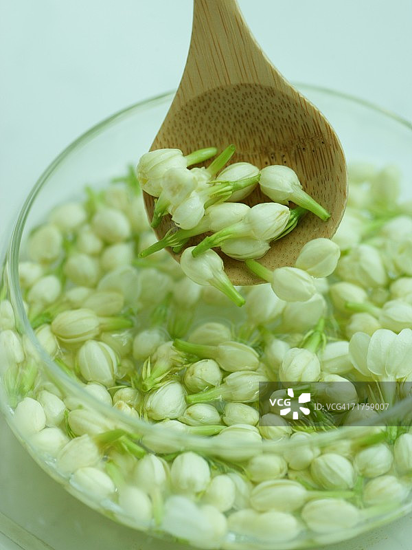 木勺和碗里的茉莉花特写图片素材