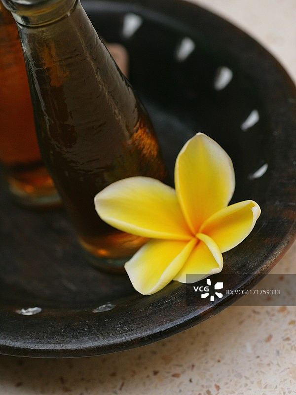 按摩油和鸡蛋花图片素材