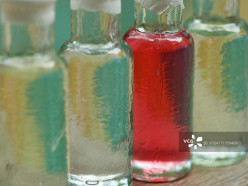 一排芳香精油瓶特写图片素材