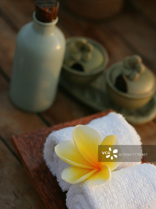 高角度拍摄：毛巾上的鸡蛋花（Plumeria）图片素材