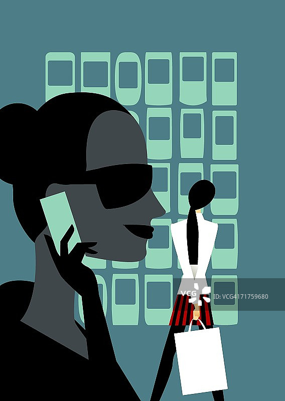 女人使用手机，身后站着一位拿着购物袋的女人的特写镜头图片素材