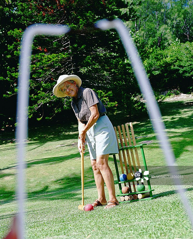 在百慕大打槌球的老年妇女侧面轮廓图片素材