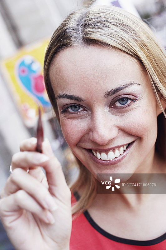 年轻女子手持画笔微笑特写图片素材