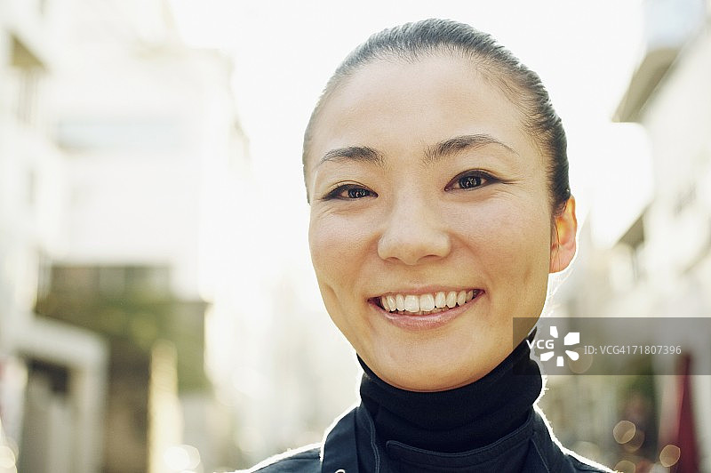 一个微笑的年轻女子的肖像图片素材
