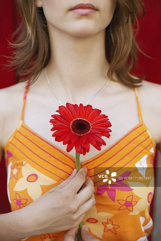 手持鲜花的少女特写图片素材
