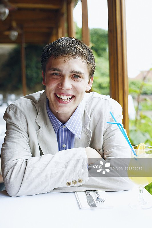 年轻男子坐在餐厅里图片素材