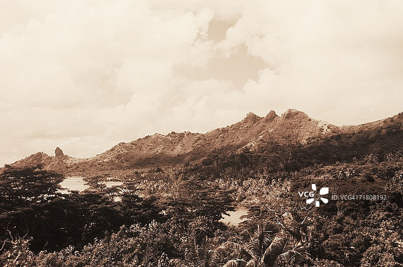 夏威夷山脉前的河流，美国图片素材
