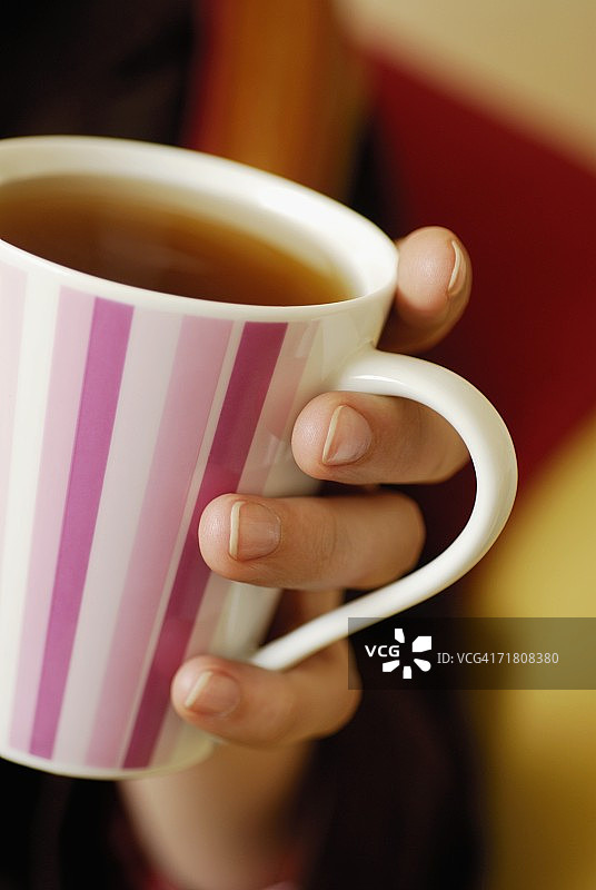 手持一杯红茶特写图片素材