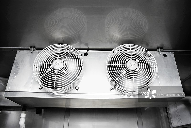 实验室中两个排气扇的仰视角度图片素材