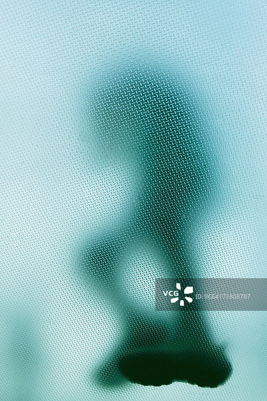仰视角度拍摄的站在玻璃地板上的人图片素材