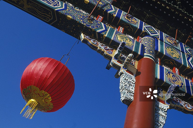 中国柱子上悬挂的灯笼仰视图图片素材