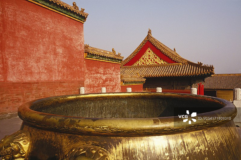 中国庭院里的金色装饰瓮图片素材