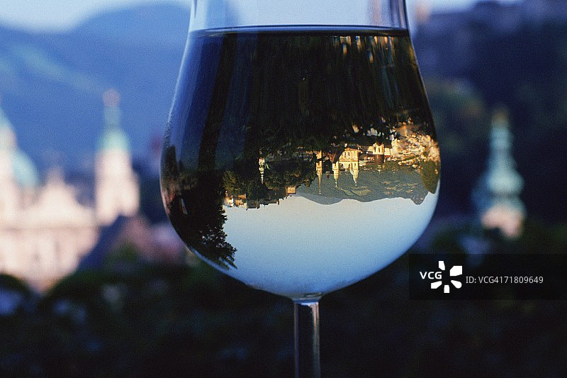 奥地利萨尔茨堡的葡萄酒杯特写图片素材