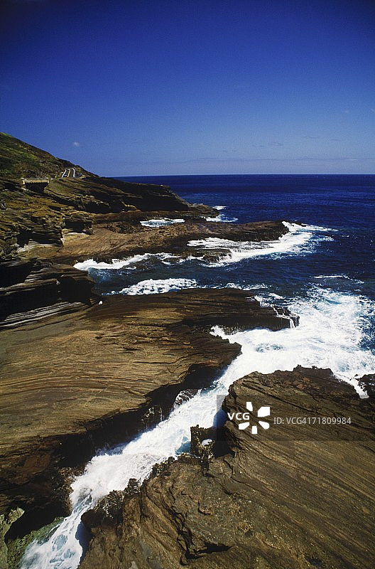 美国夏威夷，海浪拍打岩石图片素材