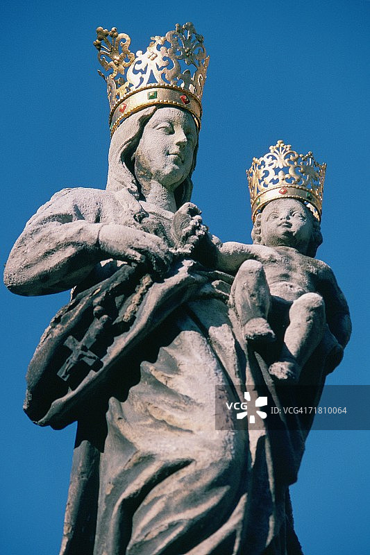 西班牙布尔戈斯大教堂的圣母玛利亚雕像仰视图图片素材