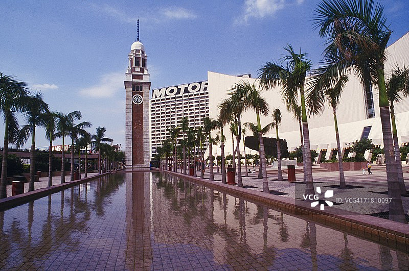 中国香港建筑前的钟楼图片素材