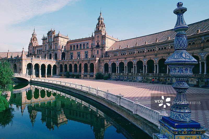 西班牙塞维利亚西班牙广场的河边宫殿图片素材