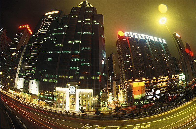 中国香港城市夜景摩天大楼低角度视图图片素材