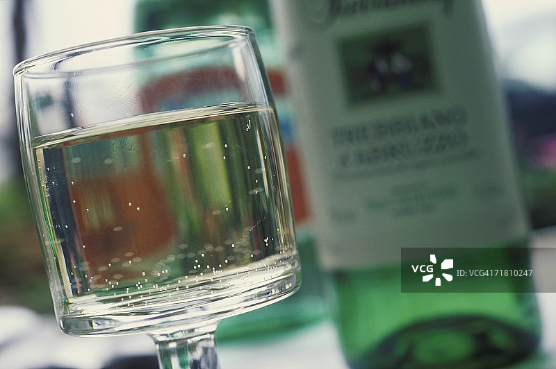 装有葡萄酒的酒杯特写图片素材