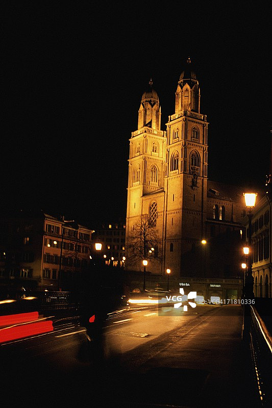 仰视角度拍摄的夜晚灯火通明的教堂，瑞士苏黎世大教堂图片素材