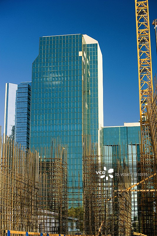 仰视角度拍摄的摩天大楼前的建筑工地，美国佛罗里达州迈阿密图片素材