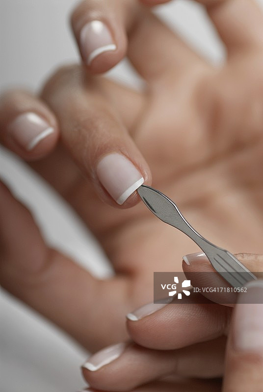 女人自己做美甲的手部特写图片素材