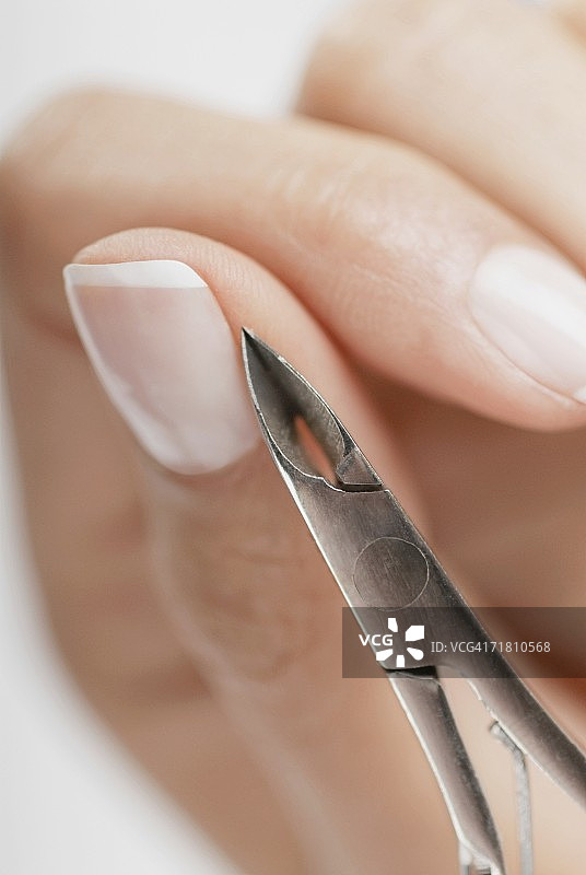 女性用指甲剪的特写镜头图片素材