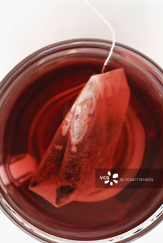 茶杯中茶包的特写图片素材