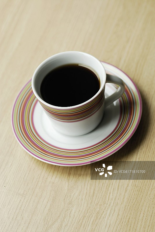 茶托上的一杯红茶的俯视角度照片图片素材